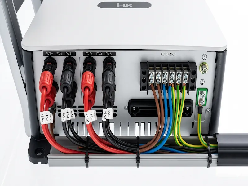 Panou de conexiuni si porturi MPPT pentru compatibilitatea invertorului cu panourile solare